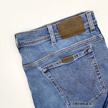 Load image into Gallery viewer, Wrangler Jeans W40 L32