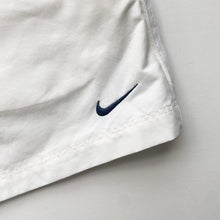 Load image into Gallery viewer, 00s Nike Shorts W26