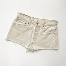 Load image into Gallery viewer, 90s Levi’s Denim Shorts W32