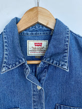 Load image into Gallery viewer, Levi’s denim shirt (L)