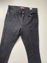 Load image into Gallery viewer, Tommy Hilfiger Jeans W31 L27